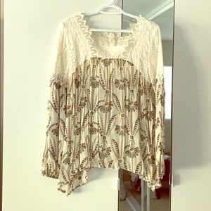 Pattern lace blouse